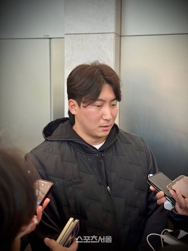 KIA 나성범이 30일 호주 스프링캠프를 떠나기 앞서 취재진과 인터뷰를 하고 있다. 인천국제공항 | 김동영 기자 raining99@sportsseoul.com