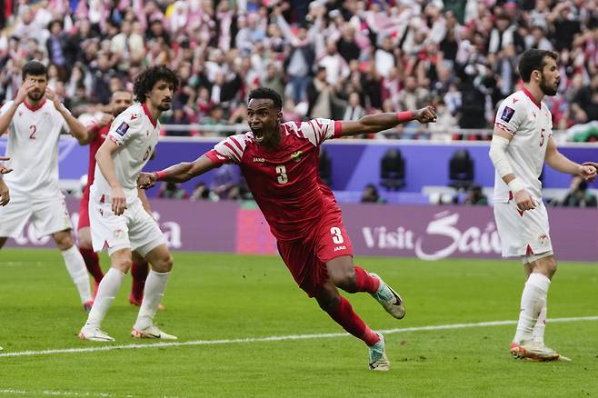 Jordan's Abdallah Nasib, centre, celebrates after scoring the opening goal during the Asian Cup quarterfinal soccer match between Tajikistan and Jordan, at Ahmad Bin Ali Stadium in Al Rayyan, Qatar, Friday, Feb. 2, 2024. (AP Photo/Thanassis Stavrakis)

<저작권자(c) 연합뉴스, 무단 전재-재배포, AI 학습 및 활용 금지>