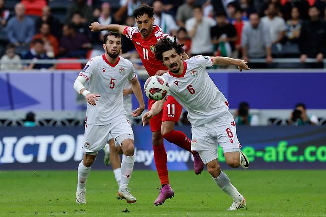 Jordan's forward #11 Yazan al-Naimat fights for the ball with Tajikistan's defender #06 Vakhdat Khanonov during the Qatar 2023 AFC Asian Cup quarter-final football match between Tajikistan and Jordan at the Ahmad Bin Ali Stadium in Al-Rayyan, west of Doha on February 2, 2024. (Photo by KARIM JAAFAR / AFP)







<저작권자(c) 연합뉴스, 무단 전재-재배포, AI 학습 및 활용 금지>