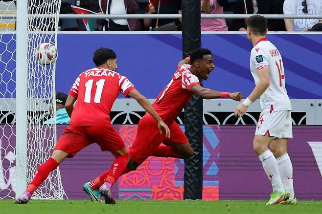 Jordan's defender #03 Abdallah Nasib celebrates scoring his team's first goal during the Qatar 2023 AFC Asian Cup quarter-final football match between Tajikistan and Jordan at the Ahmad Bin Ali Stadium in Al-Rayyan, west of Doha on February 2, 2024. (Photo by KARIM JAAFAR / AFP)







<저작권자(c) 연합뉴스, 무단 전재-재배포, AI 학습 및 활용 금지>