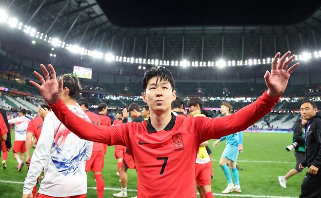 대한민국 축구대표팀 손흥민이 지난 1월 30일(현지 시각) 카타르 알라이얀 에듀케이션 시티 스타디움에서 열린 2023 아시아축구연맹(AFC) 카타르 아시안컵 16강전 대한민국과 사우디아라비아의 경기에서 승부차기 끝에 승리한 뒤 환호하고 있다. /뉴스1