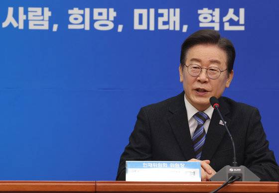 이재명 더불어민주당 대표가 2일 오전 서울 여의도 국회에서 열린 더불어민주당 13·14차 이훈기·노종면 전 기자 인재영입식에서 인사말을 하고 있다. 2024.2.2/뉴스1 ⓒ News1