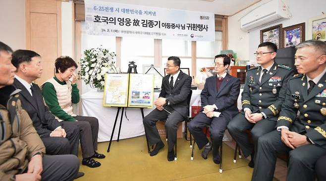 이근원 국방부유해발굴감식단장이 지난 1일 부산광역시 사하구에 위치한 고(故) 김종기 이등중사 유가족의 자택을 찾아 '호국의 영웅 귀환 행사'를 갖고, 유가족(딸 김무순)께 고인의 참전 과정과 유해 발굴 경과를 설명하고 있다. 사진=국방부 제공