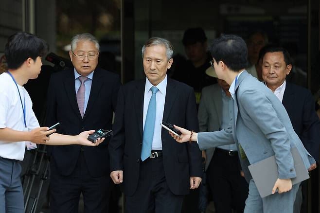 김관진 전 국방부 장관이 2023년 8월18일 오전 서울 서초구 서울중앙지방법원에서 열린 파기환송심 선고 공판에서 징역 2년을 선고받은 뒤 법정을 나서고 있다. 연합뉴스