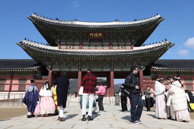 지난달 28일 서울 종로구 경복궁이 나들이객으로 붐비고 있다. 연합뉴스