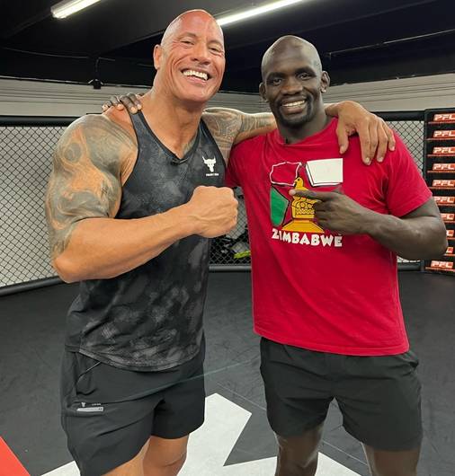 '더 락'과 기념 촬영을 한 고림보. 사진=템바 고림보 개인 SNS