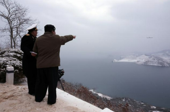 북한이 서해상으로 순항미사일을 여러 발 발사했다고 합동참모본부가 밝혔다. 사진은 2024년 1월 29일 김정은 북한 국무위원장이 전날 신형 잠수함발사전략순항미사일(SLCM) '불화살-3-31형' 시험발사를 지도했다고 보도한 북한 조선중앙TV 캡처 화면. [사진=조선중앙TV 캡처]