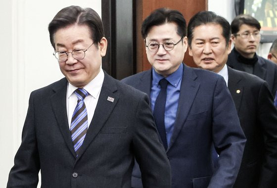 이재명 더불어민주당 대표가 2일 오전 국회에서 열린 최고위원회의에 참석하고 있다. 김성룡 기자