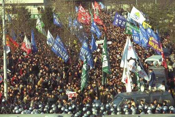 한국 경제의 대외신인도는 1996년 말의 노동법 파동을 계기로 급격히 추락했다. 1996년 12월 28일 당시 여당인 신한국당의 노동관계법 기습처리에 항의해 민주노총 소속 근로자 등이 서울 도심에서 범국민대회를 열었다. [중앙포토]
