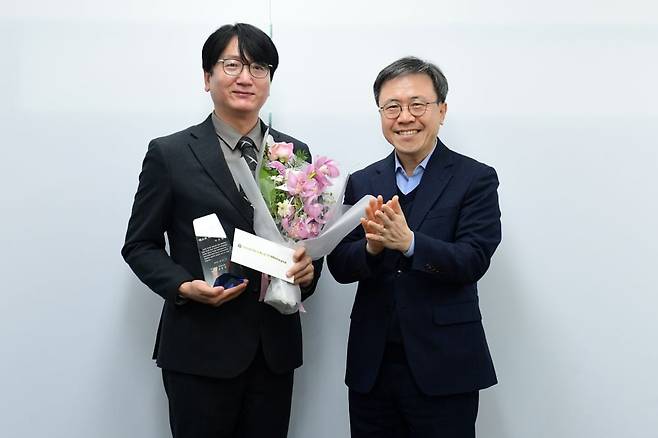 2일 서울 청파동 한국경제신문사 빌딩에서 '2023년 하반기 더펜 베스트 필진 시상식'이 열렸다. 이은형 머니이스트(왼쪽)가 정종태 한경닷컴 대표와 기념촬영하고 있다. 변성현 한경닷컴 기자