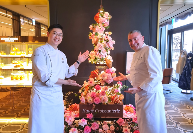 김용호 소피텔 앰배서더 서울 페이스트리 셰프와 미카엘 로빈 소피텔 앰배서더 총주방장이 자세를 취하고 있다 / 사진=김혜성 여행 + 기자