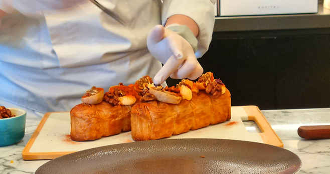 김용호 셰프가 고추장 갈로르를 시연하고 있다 / 사진= 김혜성 여행+ 기자