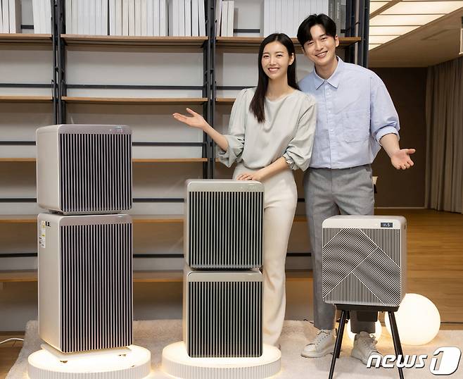 (서울=뉴스1) = 삼성전자가 2023년형 ‘비스포크 무풍에어컨’과 ‘비스포크 큐브 에어 공기청정기’ 신제품 라인업을 26일 공개했다. 사진은 삼성전자 모델이 삼성전자 서울 R&D 캠퍼스에서 비스포크 큐브 에어 신제품을 소개하고 있는 모습. (삼성전자 제공) 2023.1.26/뉴스1 Copyright (C) 뉴스1. All rights reserved. 무단 전재 및 재배포 금지.
