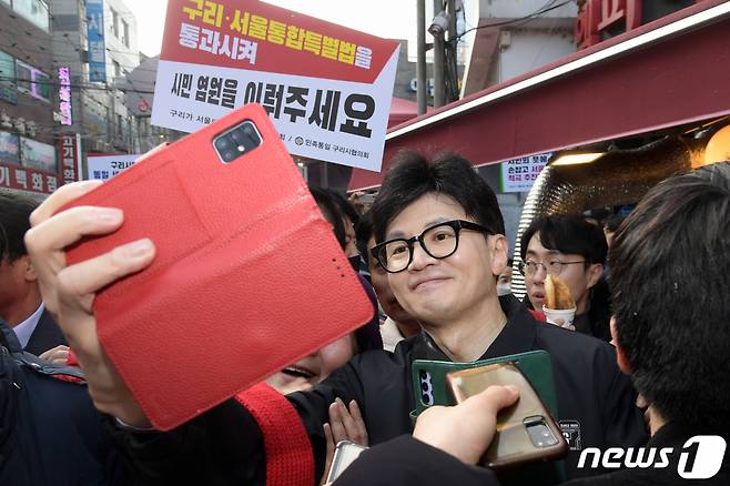 한동훈 국민의힘 비상대책위원장이 설 명절을 앞둔 2일 오후 경기도 구리시 구리전통시장을 찾아 상인들과 셀카를 찍고 있다. (공동취재) /사진=뉴스1