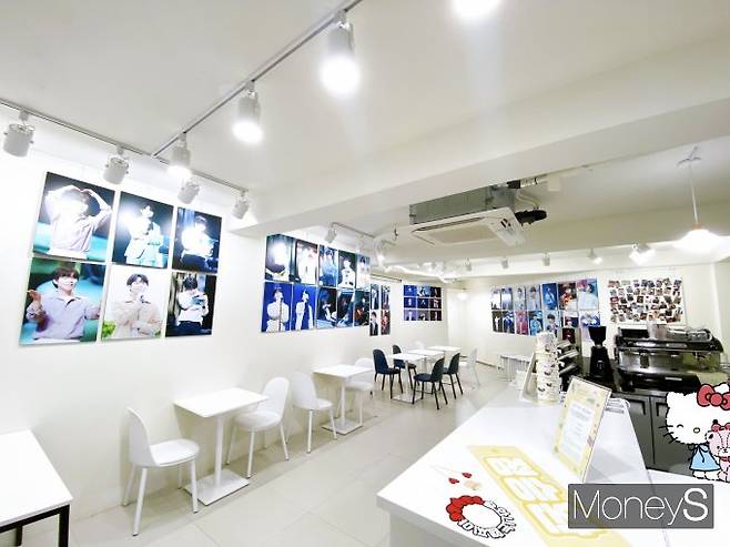 이벤트가 열리는 날만 영업하는 '이벤트 대관 전문 카페'가 늘고 있다. 사진은 지난 2022년 8월 서울 마포구 카페 프레이밍에서 가수 정승환의 생일카페 이벤트가 진행되는 모습. /사진=카페 사장 정모씨 제공