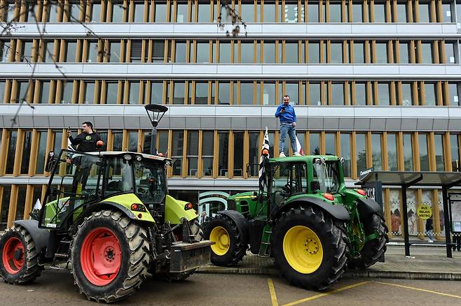 1일(현지시간) 프랑스 서부 렌의 '렌 메트로폴'(공동행정) 건물 앞에 농민들이 트랙터를 주차한 모습. [AFP]
