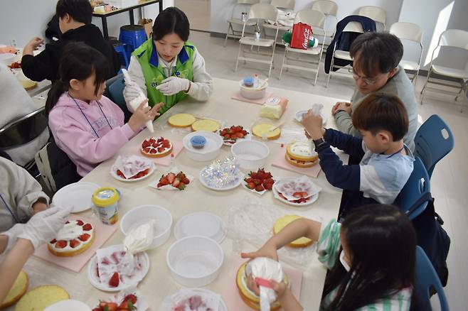 한국토지주택공사(LH) 나눔봉사단과 인천지역 임대주택 어린이들이 설명절을 맞아 케이크를 만들고 있다. [LH 제공]