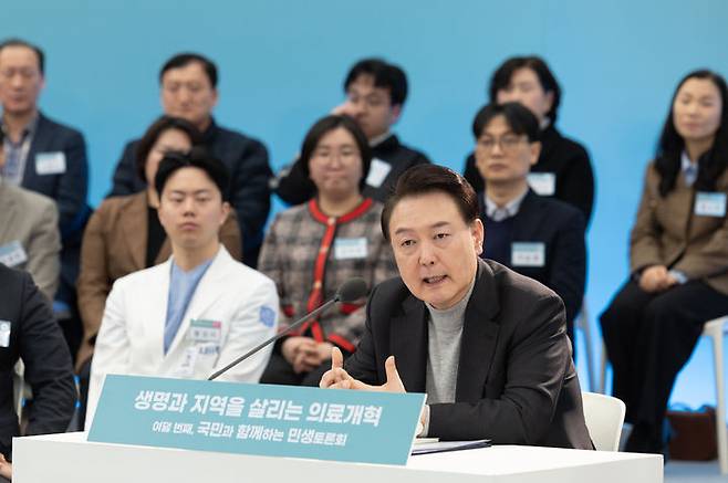 [성남=뉴시스] 윤석열 대통령이 지난 1일 경기 성남 분당서울대학교병원 헬스케어혁신파크에서 생명과 지역을 살리는 의료개혁 주제로 열린 여덟 번째 국민과 함께하는 민생토론회에서 발언하는 모습. (사진=대통령실 제공) 2024.02.02. photo@newsis.com *재판매 및 DB 금지