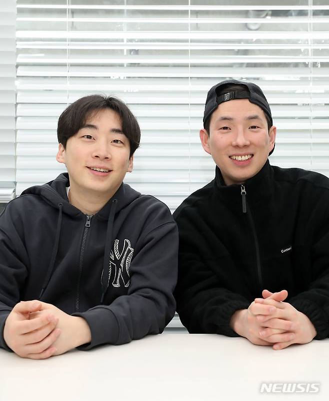 [서울=뉴시스] 김혜진 기자 = 코미디 유튜브 크리에이터 '싱글벙글' 팀 김두현, 최지명이 지난달 19일 서울 마포구 인근에서 뉴시스와 인터뷰에 앞서 포즈를 취하고 있다. 2024.02.02. jini@newsis.com