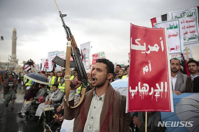 [사나(예멘)=AP/뉴시스]예멘 수도 사나에서 지난 1월 1일 후티 반군 지지자들이 가자지구의 팔레스타인인들을 지지하고, 후티 반군을 테러 단체로 지정한 미국 정부에 반대하는 규탄 시위를 벌이고 있다. 예멘 후티 반군은 2월1일 홍해상에서 영국 상선을 미사일로 공격했다고 밝히고 미 해군전함과 미 상선 한 척도 공격한 사실을 공개했다. 2024.02.02.