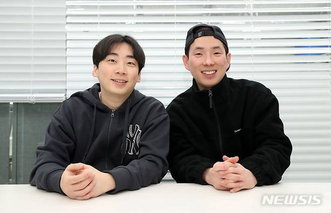 [서울=뉴시스] 김혜진 기자 = 코미디 유튜브 크리에이터 '싱글벙글' 팀 김두현, 최지명이 지난달 19일 서울 마포구 인근에서 뉴시스와 인터뷰에 앞서 포즈를 취하고 있다. 2024.02.02. jini@newsis.com