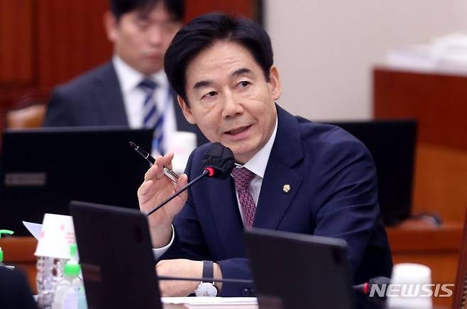 [서울=뉴시스] 조성봉 기자 = 이용호 국민의힘 의원이  지난해 10월17일 오후 서울 여의도 국회 문화체육관광위원회에서 열린 한국콘텐츠진흥원 등에 대한 국정감사에서 질의를  하고 있다. 2023.10.17. suncho21@newsis.com