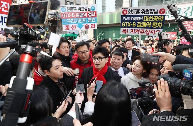 [구리=뉴시스] 권창회 기자 = 한동훈 국민의힘 비상대책위원장이 설 연휴를 일주일 앞둔 2일 오후 경기 구리시 구리전통시장 방문을 마친 뒤 취재진 질문에 답하고 있다. (공동취재) 2024.02.02. photo@newsis.com