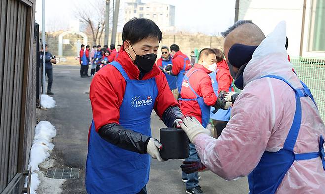 레고랜드는 설 명절을 앞두고 춘천지역 에너지 취약계층 가구에 연탄 2000장을 전달했다. 레고랜드 제공