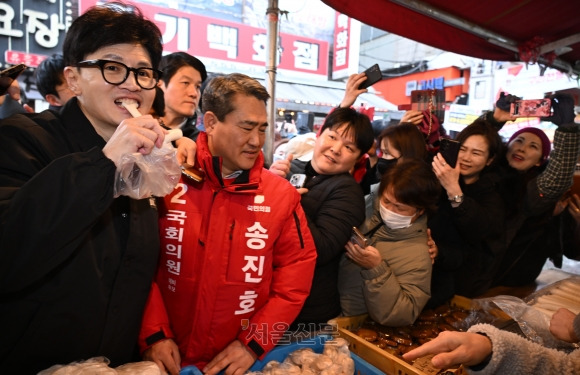 한동훈 국민의힘 비상대책위원장이 설 명절을 앞둔 2일 오후 경기도 구리시 구리전통시장을 찾아 상인들과 인사하고 있다. 2024.2.2안주영 전문기자