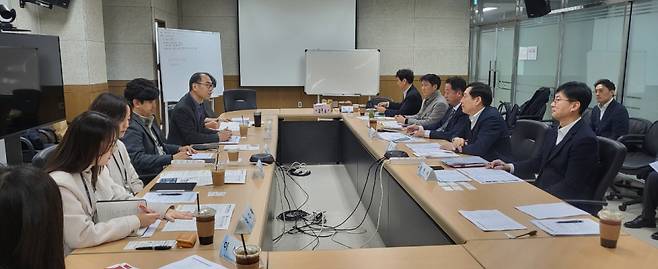 충남도 관계자들이 한국해양수산개발원을 방문 협력강화 방안을 논의하고 있다. ⓒ충남도 제공