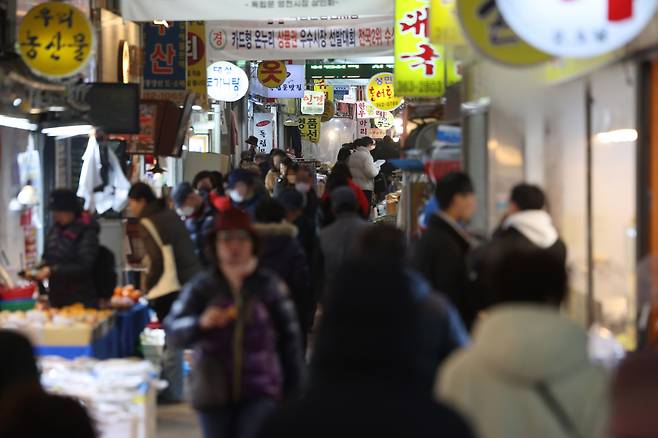 설 명절을 앞둔 지난 1일 오후 서울의 한 전통시장에서 시민들이 장을 보고 있다. ⓒ연합뉴스