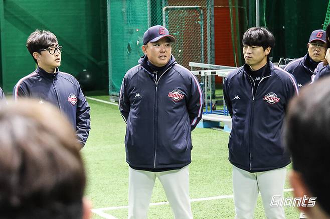 ▲ 주형광 투수코치(가운데) ⓒ롯데 자이언츠