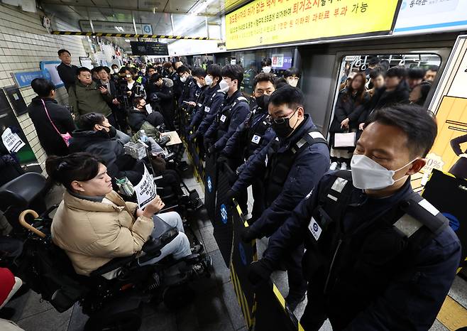 지난 1월 2일 오전 서울지하철 혜화역 승강장에서 열린 전국장애인차별철폐연대의 ‘출근길 지하철 행동’에서 참석자들이 손팻말을 들고 있다. 연합뉴스