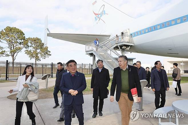 울산시 해외사절단, 나사 스페이스센터 방문 (울산=연합뉴스) 항공산업 분야 벤치마킹을 위해 미국 휴스턴을 방문한 울산시 해외사절단이 지난 14일(현지 시간) 나사 스페이스센터 시설을 둘러보고 있다. 2024.1.16 [울산시 제공. 재판매 및 DB 금지] jjang23@yna.co.kr