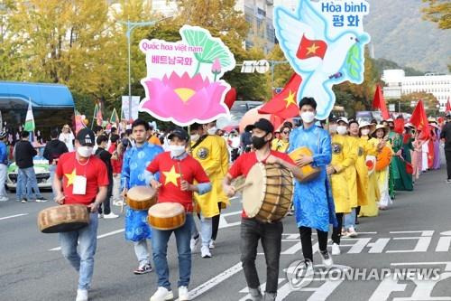 경남 대표 외국인 축제 '맘프' 거리 퍼레이드 [연합뉴스 자료사진]