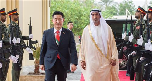 신원식 국방부 장관, UAE 국방장관과 회담 (서울=연합뉴스) 아랍에미리트(UAE)를 공식 방문 중인 신원식(왼쪽) 국방부장관이 2일(현지시간) UAE 국방부를 방문해 모하메드 빈 무라바크 알 마즈루이(Mohammed bin Mubarak Al Mazrouei) UAE 국방특임장관과 의장행사를 하고 있다. 2024.2.2 [국방부 제공]