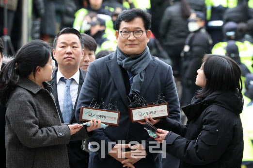 [이데일리 방인권 기자] 더불어민주당 전당대회 돈 봉투 살포 의혹을 받고 있는 송영길 전 더불어민주당 대표가 지난해 12월 18일 서울 서초구 서울중앙지방법원에서 열리는 구속 전 피의자 심문(영장실질심사)에 출석하며 취재진의 질의에 답하고 있다.