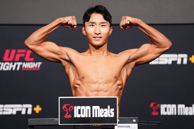 UFC 데뷔전을 앞둔 ‘코리안 타이거’ 이정영이 계체 행사에서 포즈를 취하고 있다. 사진=UFC