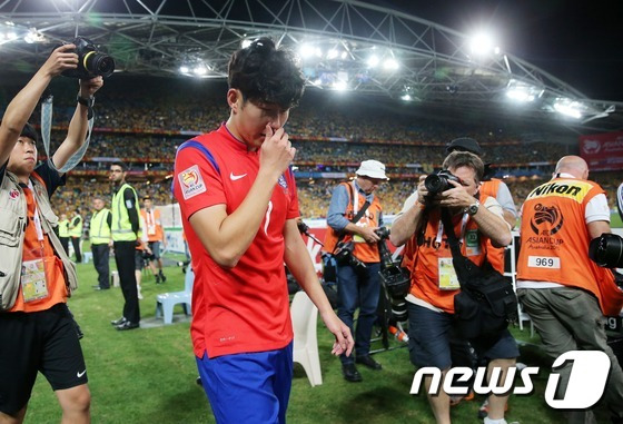 축구대표팀 손흥민이 31일 오후(현지시각) 호주 시드니 스타디움 오스트레일리아에서 열린 2015 아시아축구연맹(AFC) 호주 아시안컵 결승전 한국과 호주의 경기에서 연장 접전 끝에 아쉬운 패배를 기록한 뒤 눈물을 흘리며 그라운드를 빠져나오고 있다. 슈틸리케 감독이 이끄는 축구대표팀은 이날 8만 관중을 등에 업은 개최국 호주에 1-2로 석패하며 55년 만의 아시안컵 우승 문턱에서 분루를 삼켰다. 2015.1.31/뉴스1 ⓒ News1 오대일 기자