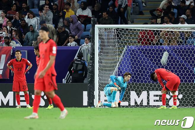 대한민국 선수들이 2일(현지시간) 카타르 알와크라 알자누브 스타디움에서 열린 2023 아시아축구연맹(AFC) 카타르 아시안컵 8강전 호주와 대한민국의 경기에서 호주 굿윈에게 선제골을 허용한 후 아쉬워하고 있다. 2024.2.3/뉴스1 ⓒ News1 김성진 기자