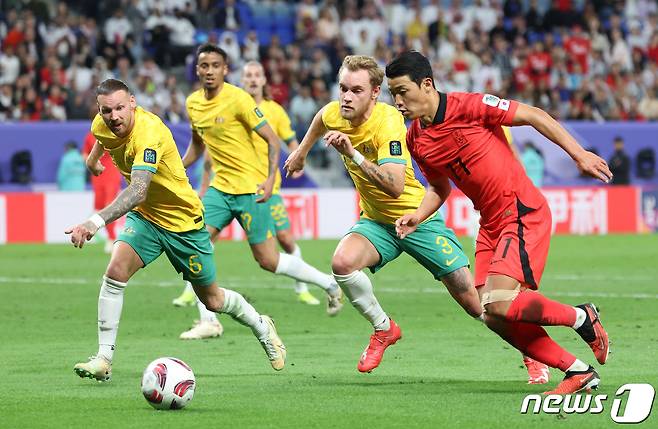 대한민국 황희찬이 2일(현지시간) 카타르 알와크라 알자누브 스타디움에서 열린 2023 아시아축구연맹(AFC) 카타르 아시안컵 8강전 호주와 대한민국의 경기에서 돌파하고 있다. 2024.2.3/뉴스1 ⓒ News1 김성진 기자