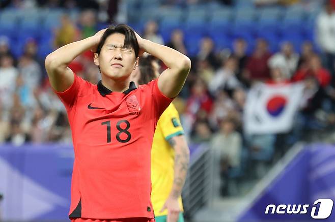 대한민국 이강인이 2일(현지시간) 카타르 알와크라 알자누브 스타디움에서 열린 2023 아시아축구연맹(AFC) 카타르 아시안컵 8강전 호주와 대한민국의 경기에서 득점 기회를 놓친 후 아쉬워하고 있다. 2024.2.3/뉴스1 ⓒ News1 김성진 기자