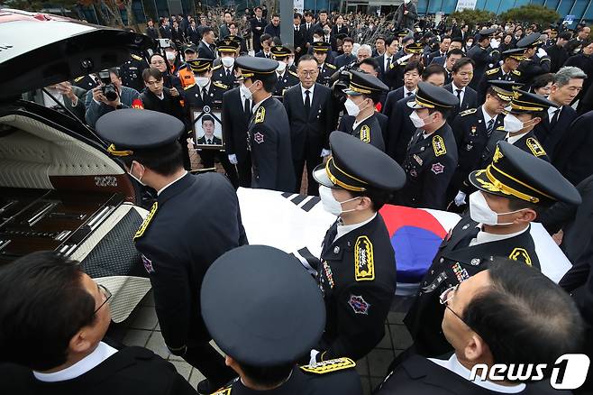 경북 문경 육가공 공장 화재 현장에서 순직한 故 김수광 소방장과 故 박수훈 소방교의 영결식이 3일 오전 경북도청 동락관에서 엄수됐다. 순직 소방관들의 운구행렬이 영결식장을 떠나 영구차로 향하고 있다. 2024.2.3/뉴스1 ⓒ News1 공정식 기자