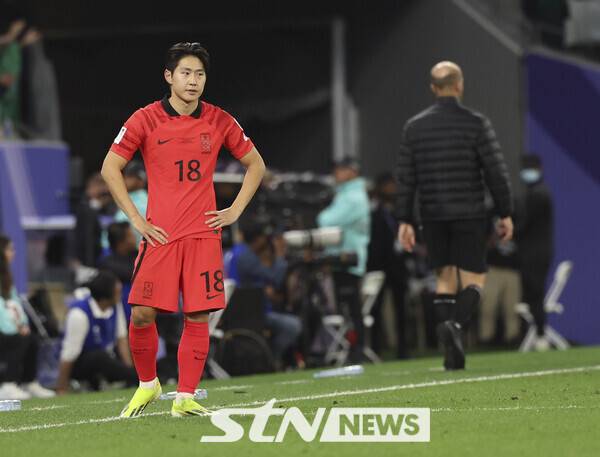 30일(현지시각) 카타르 알라이얀 에듀케이션 시티 스타디움에서 열린 아시아축구연맹(AFC) 2023 카타르 아시안컵 16강전 사우디아라비아 대 대한민국의 경기, 대한민국 대표팀 이강인이 허리에 손을 짚고 있다. 사진┃뉴시스