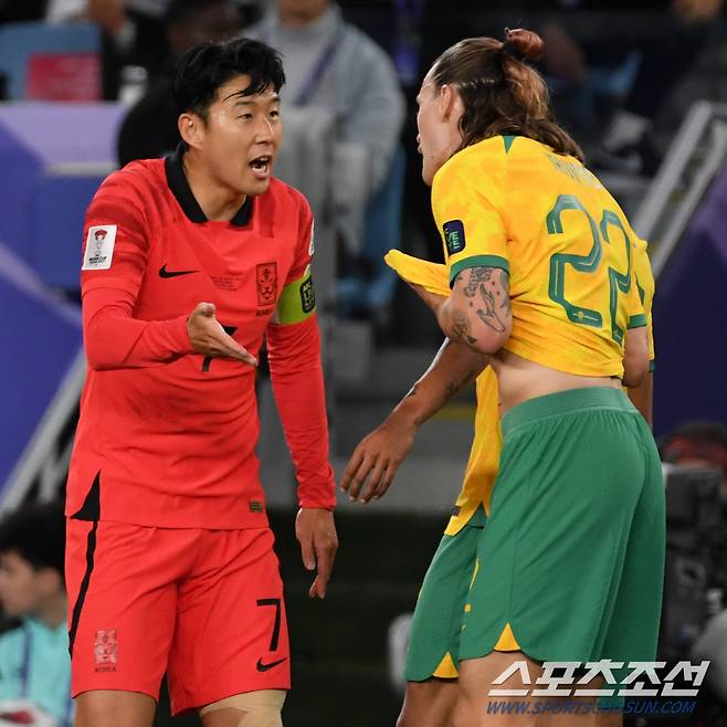 2일(현지시간) 카타르 알와크라 알자누브 스타디움에서 열린 2023 아시아축구연맹(AFC) 카타르 아시안컵 8강전 대한민국과 호주의 경기. 손흥민이 호주 어빈의 거친 태클에 대해 어필하고 있다. 알와크라(카타르)=박재만 기자pjm@sportschosun.com/2023.02.02/