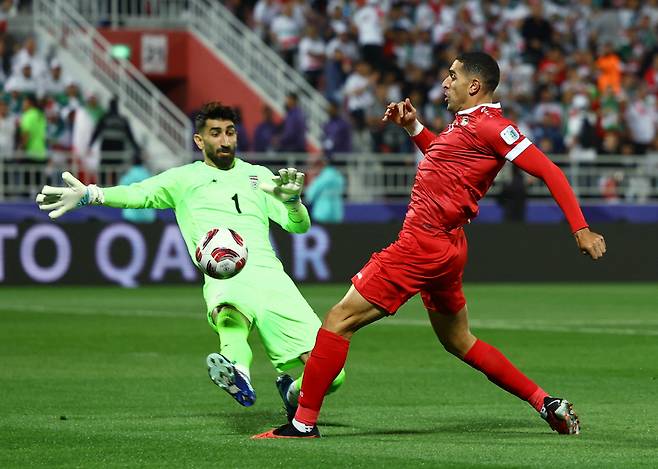 Soccer Football - AFC Asian Cup - Round of 16 - Iran v Syria - Abdullah bin Khalifa Stadium, Doha, Qatar - January 31, 2024 Iran's Alireza Beiranvand fouls Syria's Pablo Sabbag and a penalty is awarded to Syrian REUTERS/Molly Darlington







<저작권자(c) 연합뉴스, 무단 전재-재배포, AI 학습 및 활용 금지>