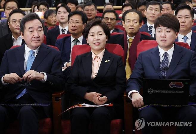 신당 창당을 추진 중인 이준석 전 국민의힘 대표(오른쪽부터)와 한국의희망 양향자 대표, 이낙연 전 더불어민주당 대표가 9일 국회 의원회관에서 열린 양 대표의 출판기념회에 나란히 앉아 있다. (자료=연합뉴스)