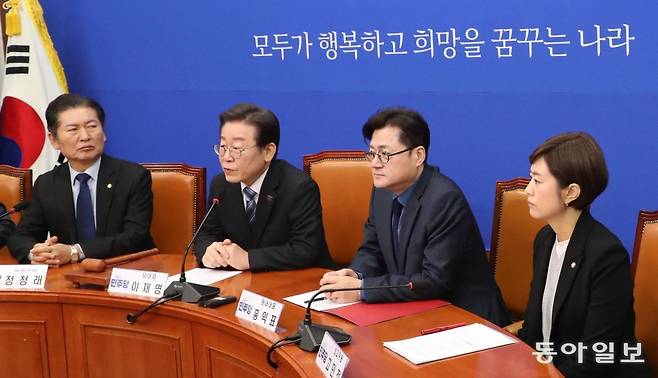 더불어민주당 이재명 대표(왼쪽에서 두 번째)가 2일 국회에서 열린 최고위원회의에서 발언하고 있다. 민주당 최고위는 이날 3시간 
넘게 이어진 격론 끝에 선거제 당론 결정 권한을 이 대표에게 위임하기로 했다. 이훈구 기자 ufo@donga.com