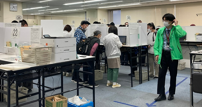 지난해 3월 14일 도쿄도 아다치쿠(足立区)의 세무서 모습입니다. 종이로 만든 임시 창구가 스무개도 넘고, 특별 고용한 아르바이트 직원들도 많습니다. 이상권 씨 제공.
