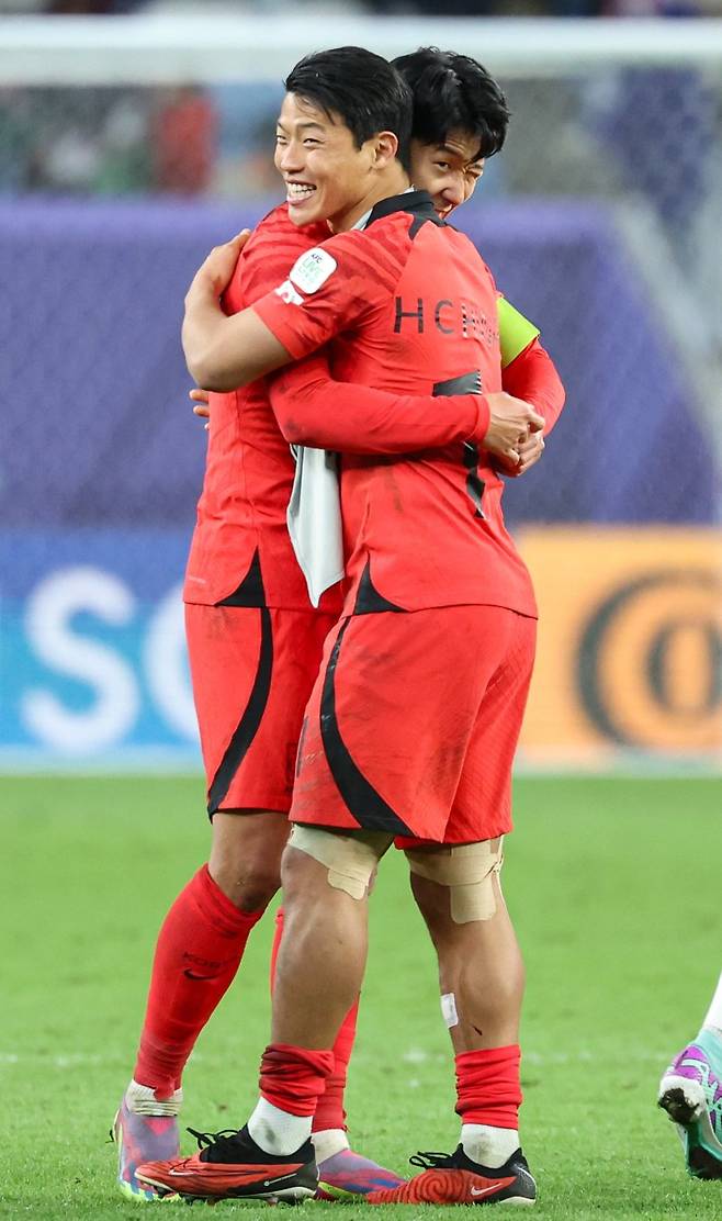 (알와크라(카타르)=뉴스1) 김성진 기자 = 대한민국 주장 손흥민과 황희찬이 2일(현지시간) 카타르 알와크라 알자누브 스타디움에서 열린 2023 아시아축구연맹(AFC) 카타르 아시안컵 8강전 호주와 대한민국의 경기에서 연장 접전 끝에 2대1로 승리를 거둬 4강 진출을 확정지은 뒤 기뻐하고 있다. 2024.2.3/뉴스1 /사진=뉴스1화상